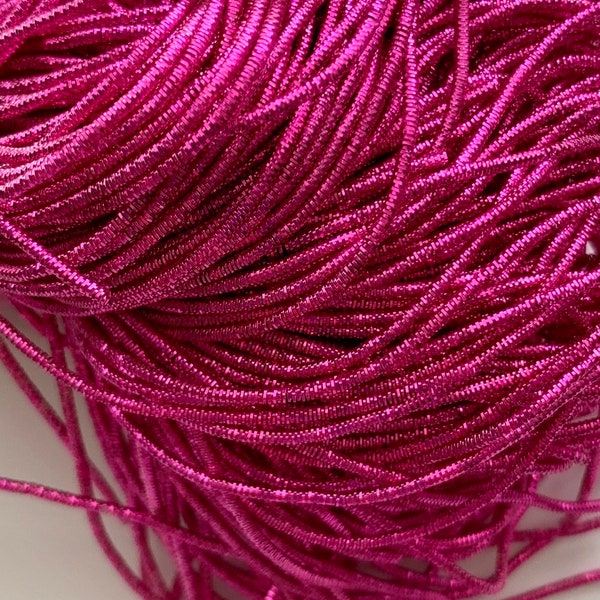 Cannetille frisée pink, très brillante. La cannetille française permet d’apporter du relief et de la lumière dans vos broderies.