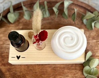 Brett mit Duftspirale für ätherische Öle mit Ölhalter und kleinem Blumenstrauß, Diffuser, Aroma, Duft, Raumduft Spender, Raumduftspender