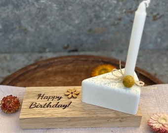 Raysin Torte auf dekorativen Holzbrett zum Geburtstag mit Kerze, Kerzenhalter Happy Birthday Mitbringsel Pustekuchen Geburtstagsgeschenk
