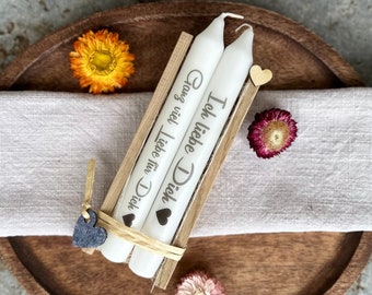 2 Stabkerzen beschriftet mit "Ich liebe Dich" + "Ganz viel Liebe für Dich" in einer Holzbox, Stabkerze Geschenk Hochzeitstag Valentinstag