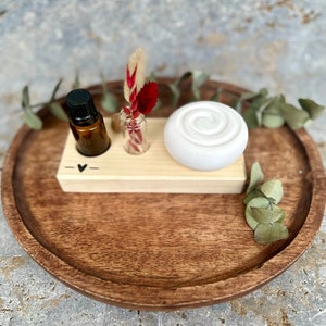 Brett mit Duftspirale für ätherische Öle mit Ölhalter und kleinem Blumenstrauß, Diffuser, Aroma, Duft, Raumduft Spender, Raumduftspender Bild 2