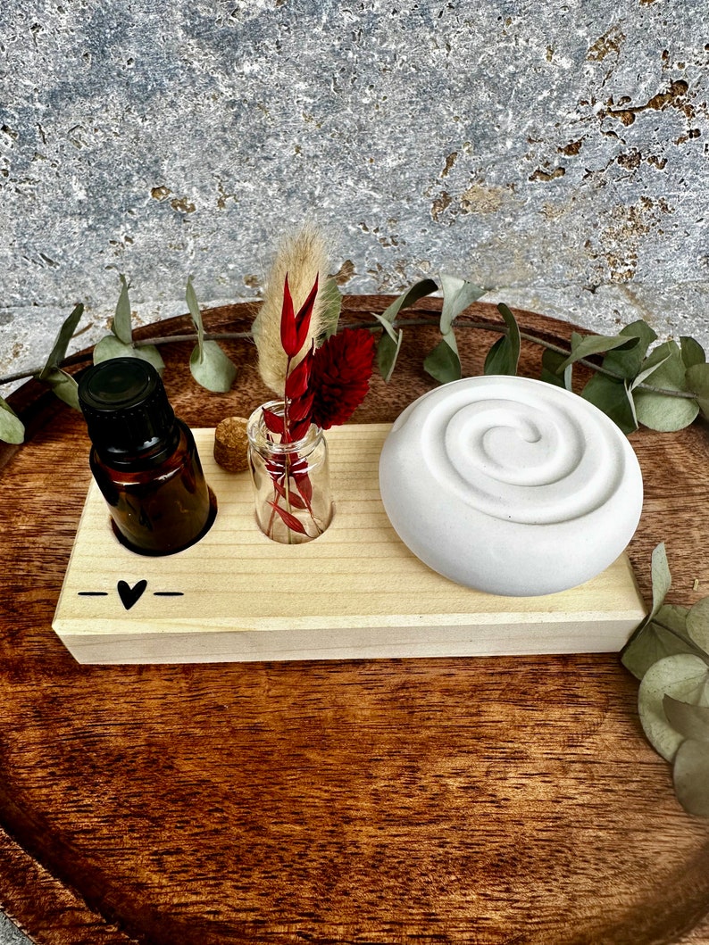 Brett mit Duftspirale für ätherische Öle mit Ölhalter und kleinem Blumenstrauß, Diffuser, Aroma, Duft, Raumduft Spender, Raumduftspender Bild 5