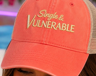 Gorra trucker bordada "Single & Vulnerable" con cierre ajustable de malla / Bombshell Villa Reality TV Estética Hot Girl Summer Amor Island Gorra de moda