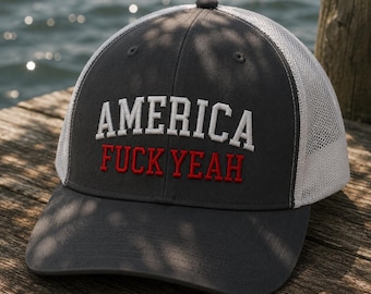 Gorra trucker con cierre ajustable America F*ck Yeah / Gorra del 4 de julio