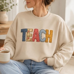 Sudadera para profesor, sudadera con cuello redondo y patchwork con la palabra TEACH, sudadera estilo cottagecore para profesor, regalo para profesor con apliques, sudadera con cuello redondo para profesor para la vuelta al cole