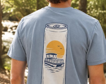 Camiseta con lata de cerveza y puesta de sol sobre un pontón