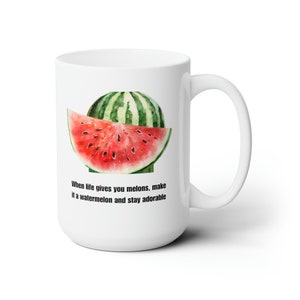 Op de afbeelding: Een witte keramische mok met een watermeloenontwerp en de tekst "When life gives you melons, make it a watermelon and stay adorable".