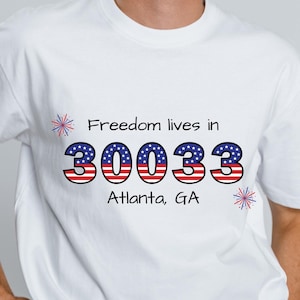 Freedom Lives Here - Graphique personnalisé du code postal de la ville et de l'état - Téléchargement numérique PNG du 4 juillet