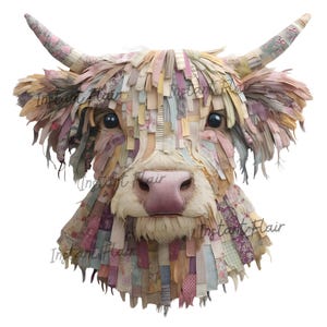 Könnte beinhalten: Dekorative Wandskulptur eines Highland-Kuhkopfes. Das Kunstwerk zeigt ein Patchwork-Design mit Stoffstreifen in Pastellfarben, darunter Rosa, Lavendel und Creme. Die Kuh hat eine rosa Nase und große, ausdrucksstarke Augen. Die Hörner sind mit floralem Stoff verziert.