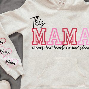 Esta mãe personalizada usa o coração na manga PNG – Nome personalizado – Download digital – Uso comercial
