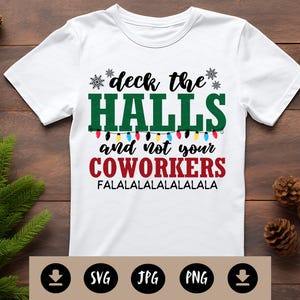 Puede incluir: Camiseta blanca con la frase "deck the HALLS and not your COWORKERS" en verde y rojo, con gráficos de copos de nieve y luces de cadena. La camiseta tiene cuello redondo y mangas cortas. La frase "FALALALALALALA" está impresa en la parte inferior.