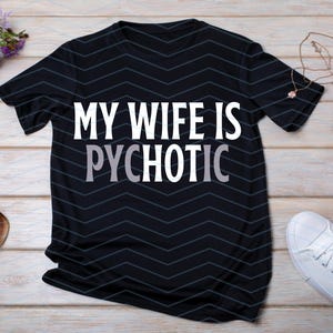 Minha esposa é psicótica Design gráfico digital Svg Png Jpg para download instantâneo Uso comercial para camisetas, canecas, presentes transparentes