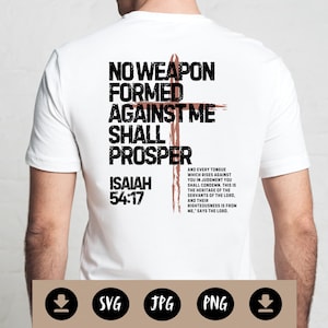 Op de afbeelding: Wit T-shirt met een zwart en bruin grafisch ontwerp met de tekst "No weapon formed against me shall prosper" en de Bijbeltekst "Isaiah 54:17".
