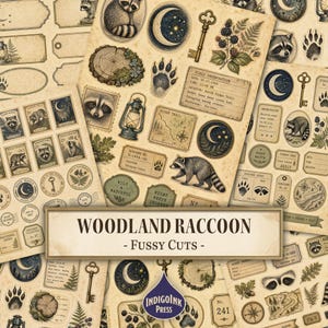 Puede incluir: Una colección de pegatinas de estilo vintage con ilustraciones de mapaches, lunas crecientes, llaves, linternas, troncos de árboles, ramas de zarzamora y huellas, junto con notas de observación de campo y mapas sobre papel pergamino.