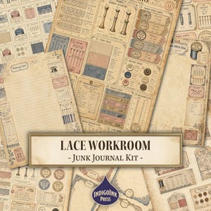 Può includere: Una collezione di fogli di carta in stile vintage per un kit di junk journal intitolato LACE WORKROOM. Le pagine presentano illustrazioni color seppia di articoli da cucito, tra cui rocchetti di filo, pizzi, aghi, bottoni e note scritte a mano.
