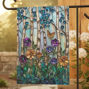 Peut inclure: Un drapeau de jardin en vitrail avec un motif floral bleu, vert et violet. Le drapeau représente un papillon et un motif de bouleau.