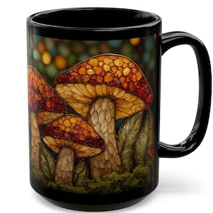 Może przedstawiać: Czarny ceramiczny kubek z kolorową ilustracją grzybów. Grzyby mają czerwone i pomarańczowe kapelusze o teksturowanym wyglądzie, na rozmytym tle zieleni i złota. Standardowy rozmiar.