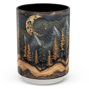 Puede incluir: Una taza de cerámica negra con un diseño de veta de madera que presenta una luna creciente, estrellas y una cordillera con árboles. La taza tiene una base blanca.