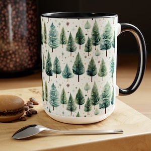 Tasse à café d&#39;hiver à feuilles persistantes : motif arbre enneigé en céramique, 15 oz