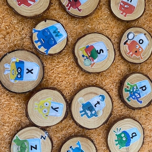 Galletas de madera decoradas con la técnica del decoupage de Alphablocks Tuff Tray