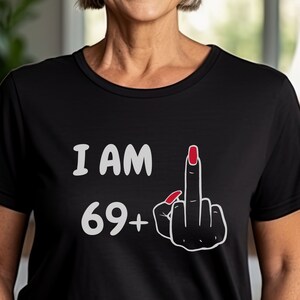 Camiseta de 70 cumpleaños para mujer, tengo 69 años o más, linda camiseta de cumpleañera, camiseta de dedo medio de cumpleaños, camiseta de regalo de cumpleaños para ella
