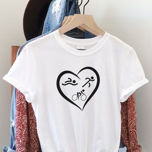 Camisa de triatlón, camisa de triatleta, camiseta de corazón de triatleta, camiseta de natación en bicicleta, camisa de nadador, camisa de ciclista, camisa de corredor, regalo para triatleta