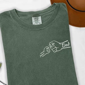 Personalized Fist Bump Shirt, Comfort Colors Father&#39;s Day Gift, Children&#39;s Names, First Fathers Day, New Dad Gift, Dad Birthday Gift