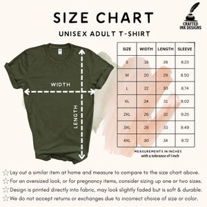 以下が含まれることがあります： ユニセックス大人用Tシャツのサイズチャート。チャートは、サイズSから4XLまでの幅、長さ、袖丈をインチで示しています。