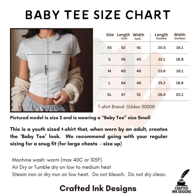 以下が含まれることがあります： ベビーTシャツのサイズチャートで、インチとセンチメートルで測定値が表示されています。チャートには、XS、S、M、L、XLのサイズが含まれています。チャートには、TシャツブランドのGildan 5000Bに関する情報も含まれています。チャートの上部には「Baby Tee Size Chart」というテキストがあります。
