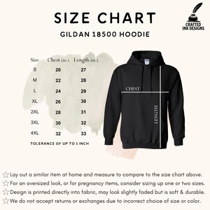 以下が含まれることがあります： Gildan 18500 パーカーのサイズチャート。S から 4XL までのサイズに対応し、胸囲と着丈をインチで表示しています。許容範囲は 1 インチまでです。