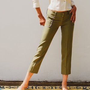Y2K Vintage Capri Pants – Khaki Green with Floral Embroidered Pockets – Slim Fit – UK 10/12 – 2000s Aesthetic