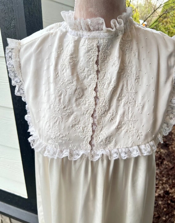 Vintage Iris Lingerie M Ivory Lace Eyelet Nightgo… - image 1