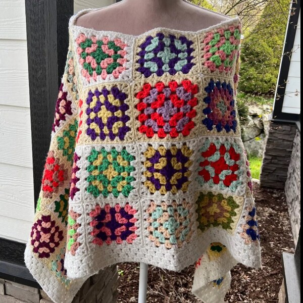 Poncho carré grand-mère fait main au crochet Grandma Core