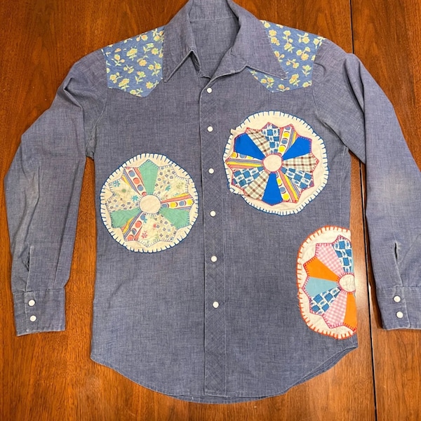 Vtg Chambray Handmade Grandma Flower Garden Patchwork Quilt Pearl Snap Shirt L