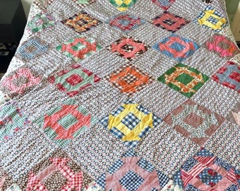 Trapunta patchwork vintage fatta a mano con sacco di alimentazione, arte popolare americana primitiva