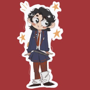 Può includere: Illustrazione di un personaggio dei cartoni animati con blazer blu, gonna e cravatta rossa. Il personaggio ha i capelli neri, grandi occhi e indossa pantaloni a righe e stivali bianchi. Sfondo rosso con stelle arancioni.