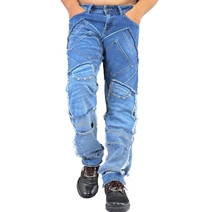Könnte beinhalten: Blaue Jeans mit Patchwork-Design. Die Jeans haben mehrere Einsätze, dekorative Nähte und ausgefranste Kanten. Die Knie haben Verzierungen. Die Jeans werden mit schwarzen Lederschuhen getragen.