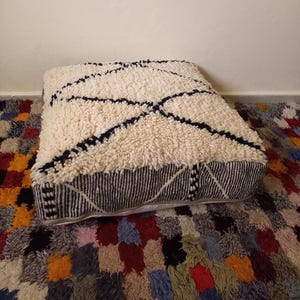 プーフ マロカン フェット メイン – Coussin de Sol Berbère Traditionnel Décoration Artisanale Bohème、プーフ ベルベール、マロカンのクッサン ド ソル 職人
