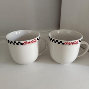 ヴィンテージ コカ・コーラ ギブソン コーヒーマグカップ – 2個セット | 2002/2003年 レトロ ダイナースタイル