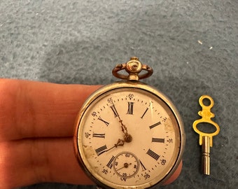 Reloj de bolsillo abierto de plata con llave suiza vintage, cilindro de 10 rubíes