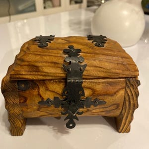 Vintage 1971 Hand geschnitzte Holzkiste Brust Trinket Box Mid Century