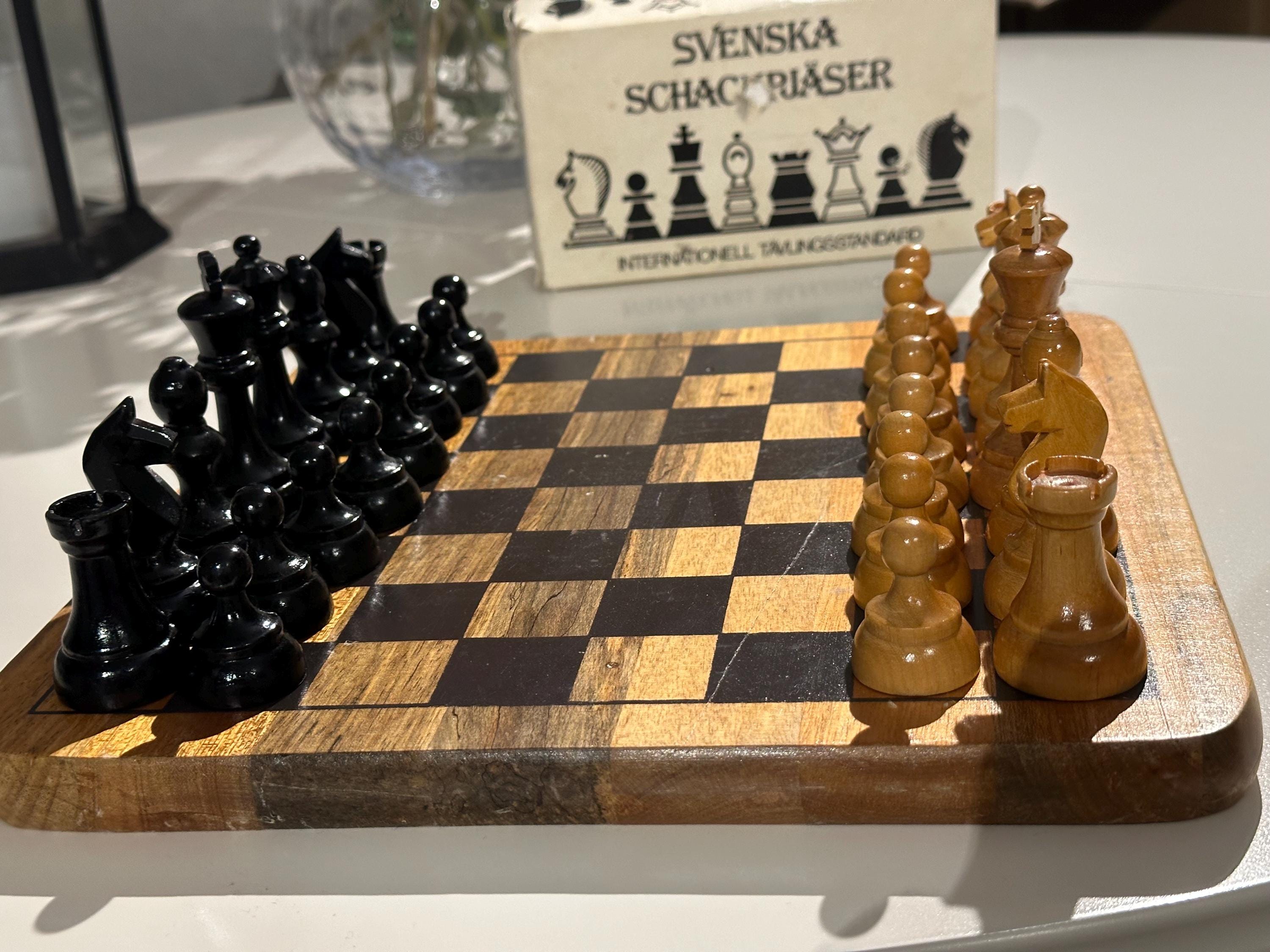 Jeu D'échecs Indonésien Sophistiqué En Bois De Champaca – Pièces Marron/noir/rouge