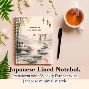 Puede incluir: Un cuaderno con espiral con un diseño zen japonés, con un paisaje sereno con una puerta torii y piedras. Un bolígrafo negro y una taza de té se colocan junto al cuaderno. El texto en el cuaderno dice "Japanese Zen Notebook".