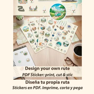 Puede incluir: Una colección de pegatinas con temática de viajes con diseños circulares, que presentan ilustraciones de paisajes, edificios y vehículos. El texto "Design your own rute" y "PDF Sticker: print, cut & stic" es visible. Las pegatinas están dispuestas sobre una superficie de madera.