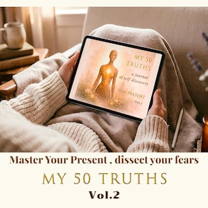 Puede incluir: Una tableta muestra la portada de "MY 50 TRUTHS, Vol. 2", un diario de autodescubrimiento. La imagen presenta una figura brillante y el texto "Master Your Present, dissect your fears". La tableta la sostiene alguien con un suéter color crema.