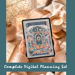 Puede incluir: Una tableta digital muestra una ilustración colorida y detallada con el texto "MY PERSONAL MINDFULNESS & PRODUCTIVITY SPACE." La imagen es parte de un conjunto completo de planificación digital, con una taza de café y flores en el fondo.