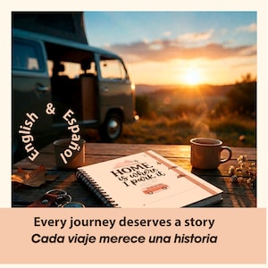 Puede incluir: Un cuaderno con el texto "HOME is where I park it" y una ilustración de una furgoneta camper roja. Dos tazas de café sobre una superficie de madera con una furgoneta camper vintage al fondo. También se ve el texto "Every journey deserves a story".