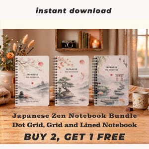 Puede incluir: Tres cuadernos japoneses Zen con encuadernación en espiral. Cada cuaderno presenta un diseño de paisaje diferente con flores de cerezo, un bonsái y una puerta japonesa tradicional. Los cuadernos están sobre una superficie de madera.
