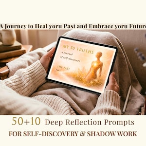 Puede incluir: Una taza de cerámica blanca con un asa negra y el texto "But First, Coffee" en negro y negrita. La taza está sobre una superficie de madera.