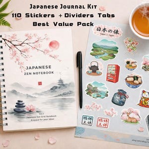 Puede incluir: Un kit de diario japonés con un cuaderno de espiral, pegatinas y separadores. El cuaderno presenta un diseño de flor de cerezo y el texto "Japanese Zen Notebook". El kit incluye 110 pegatinas con ilustraciones japonesas y una taza de té.